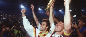 Pierre Littbarski (l.) jubelt gemeinsam mit Lothar Matthäus über den WM-Titel 1990.  Foto: Bongarts/Getty Images