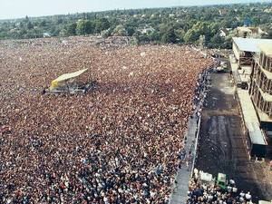 Ostberlin am 19. Juli 1988 : Konzert der Superlative. Bis zu 500 000 Menschen sollen im Publikum gewesen sein. - 32 Lieder spielte Springsteen an diesem Abend, es gab keinerlei Vorschriften, welche Songs er in der DDR spielen durfte und welche nicht